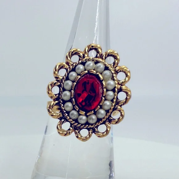 VINTAGE SARAH COVENTRY “Portrait” Adjustable Multi size COLLECTABLE RING 1970’s - Picture 1 of 6